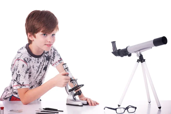 Gelukkige jongen studeren wetenschap. geïsoleerd op wit, studio opname — Stockfoto