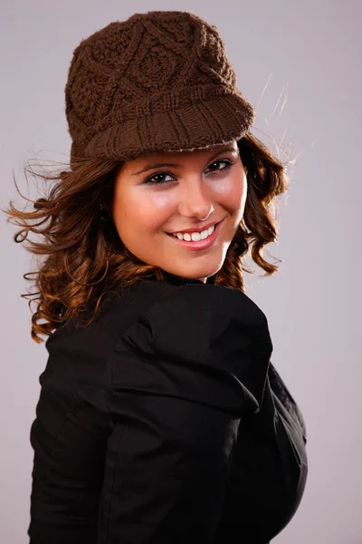 Mujer hermosa feliz, con un sombrero, toma de estudio —  Fotos de Stock