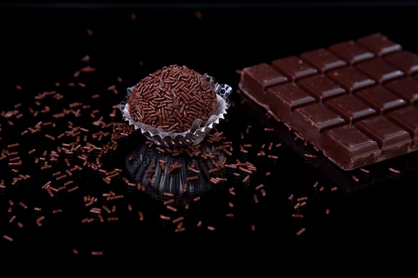 Chocolate - brigadeiro, em preto com reflexão — Fotografia de Stock