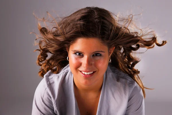 Mulher bonita com cabelo no vento, tiro estúdio — Fotografia de Stock