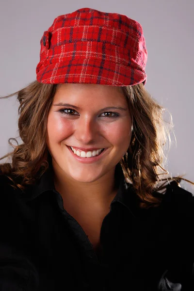 Szczęśliwy, piękna kobieta w kapeluszu, łapka — Zdjęcie stockowe