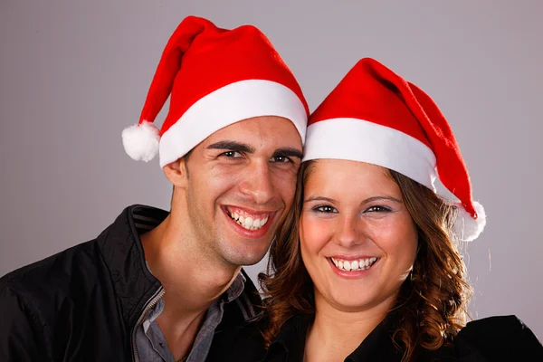 Happy νεαρό ζευγάρι Χριστούγεννα, studio που γυρίστηκε. — Φωτογραφία Αρχείου