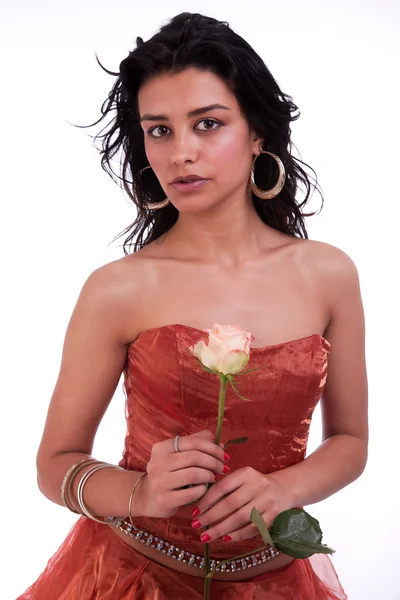 Hermosa mujer sosteniendo una rosa, aislada sobre fondo blanco, plano de estudio —  Fotos de Stock