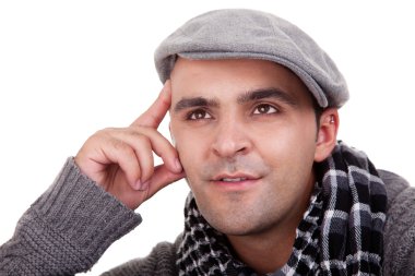 beyaz izole, sonbahar ve kış giyim gülümseyen genç bir adam portresi. Stüdyo vurdu