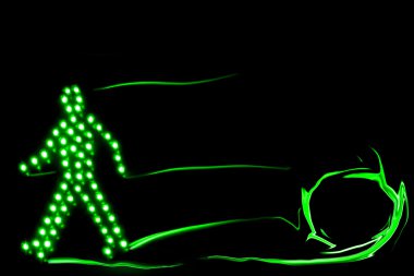 yaya trafik ışığı yeşil, siyah bir arka plan üzerinde izole