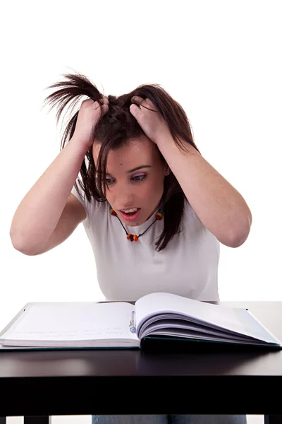 여자는 스트레스 일 때문에 그녀의 책상에 비명과 머리를 당기 — 스톡 사진