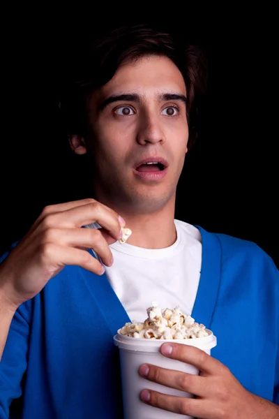 Junger Mann mit Popcorn — Stockfoto