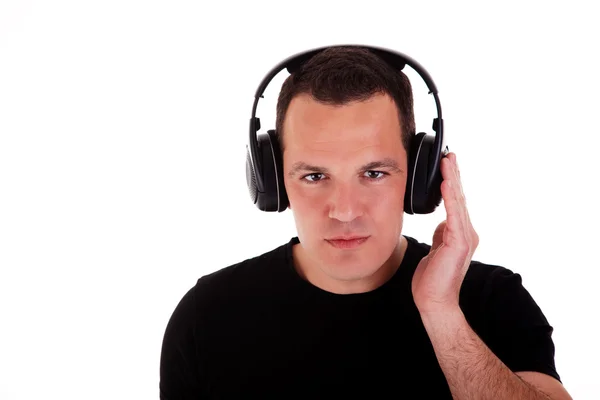 Mann hört Musik über Kopfhörer, isoliert auf weißem Hintergrund, Studioaufnahme — Stockfoto