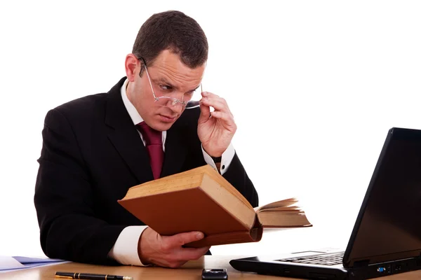 Hombre de negocios en escritorio leyendo y estudiando, aislado sobre fondo blanco, plano de estudio . — Foto de Stock