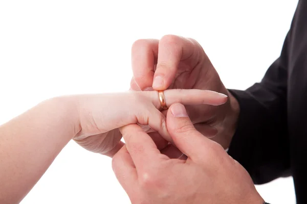 Hand om en man som sätter en ring på handen av en kvinna, isolerad på vit bakgrund. Studio skott — Stockfoto