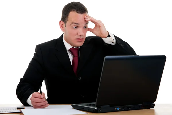 Geschäftsmann überrascht Blick auf Computer, isoliert auf weißem Hintergrund. Studioaufnahme. — Stockfoto