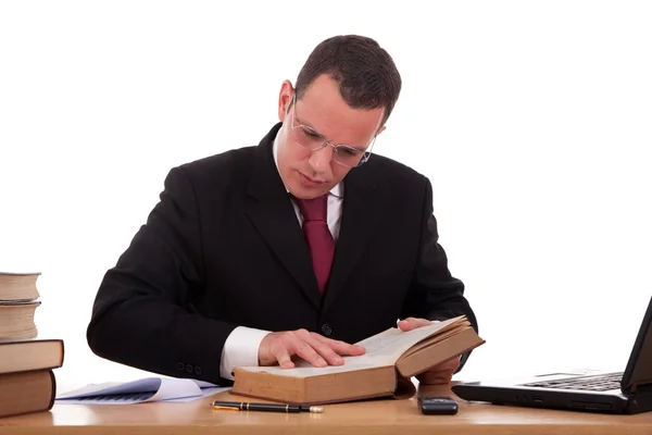 Hombre en el escritorio leyendo y estudiando, aislado sobre fondo blanco, plano de estudio . — Foto de Stock