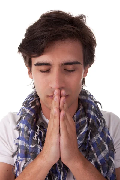 Προσεύχεται νεαρός άνδρας, που απομονώνονται σε λευκό φόντο. Studio που γυρίστηκε. — Φωτογραφία Αρχείου
