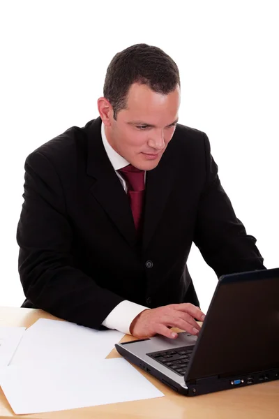 Homem de negócios olhando para o computador, isolado em fundo branco. Estúdio — Fotografia de Stock