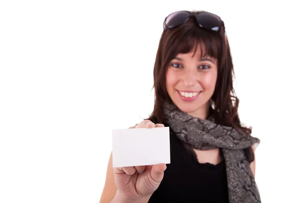 Όμορφη γυναίκα πρόσωπο με κενό επαγγελματική κάρτα στο χέρι, που απομονώνονται σε λευκό φόντο. Studio που γυρίστηκε. — Φωτογραφία Αρχείου