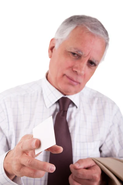 Porträt eines reifen Geschäftsmannes, mit leerer Visitenkarte in der Hand, isoliert auf weißem Hintergrund. Studioaufnahme. — Stockfoto
