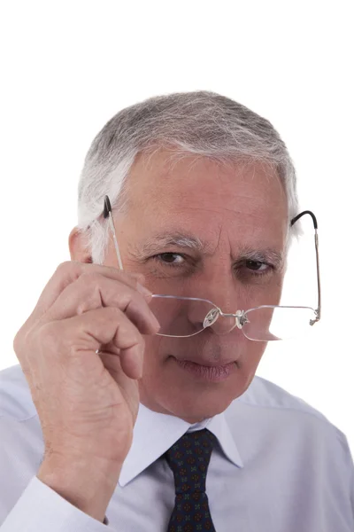 Πορτρέτο ενός ώριμη επιχειρηματία, που βάζει τα γυαλιά, σε άσπρο φόντο, studio που γυρίστηκε — Φωτογραφία Αρχείου