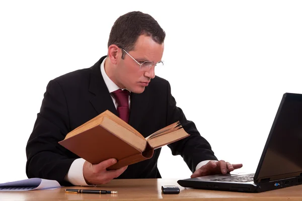 Mann am Schreibtisch liest und studiert, isoliert auf weißem Hintergrund, Studioaufnahme. — Stockfoto