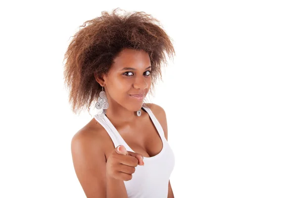 Vacker ung svart kvinna, pekar, isolerade på vit bakgrund — Stockfoto