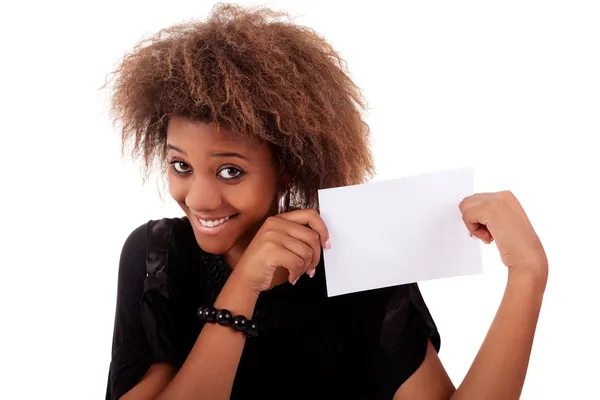 Όμορφη μαύρη γυναίκα πρόσωπο με κενό επαγγελματική κάρτα στο χέρι, που απομονώνονται σε λευκό φόντο. Studio που γυρίστηκε. — Φωτογραφία Αρχείου
