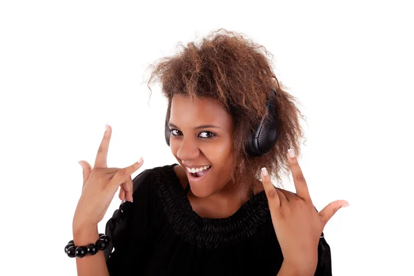 Vacker svart kvinna lyssnar musik i hörlurar, isolerad på vit bakgrund, studio skott — Stockfoto