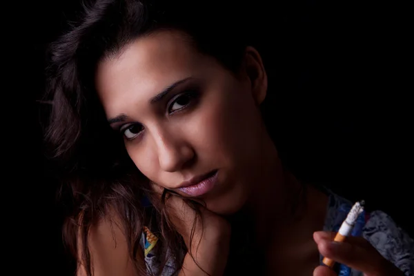 Jonge sexy brunette met sigaret. geïsoleerd op zwart — Stockfoto