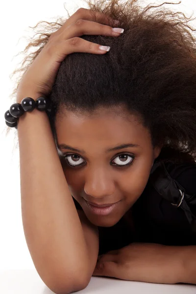 Mooie zwarte vrouw, houdt haar haren met zijn handen, geïsoleerd op witte achtergrond — Stockfoto