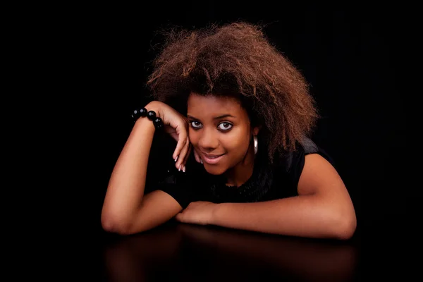 Mooie zwarte vrouw, geïsoleerd op zwarte background.studio schot. — Stockfoto