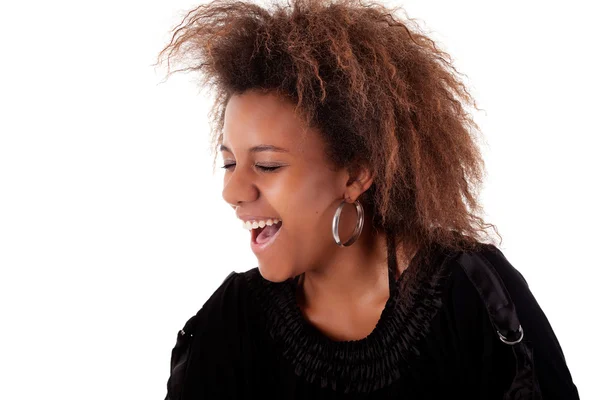 Schöne schwarze Frau, lächelnd, isoliert auf weißem Hintergrund — Stockfoto