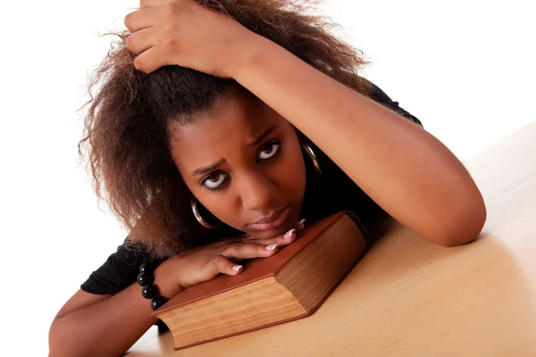 Mulher estressada, com a cabeça apoiada no livro, isolada sobre fundo branco. Estúdio — Fotografia de Stock