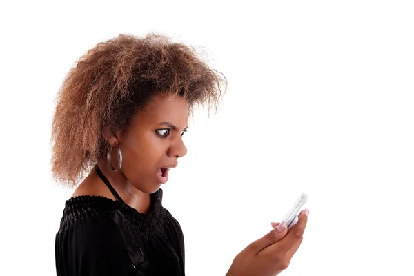 Vacker svart kvinna arg på telefon, isolerad på vit bakgrund. Studio skott. — Stockfoto