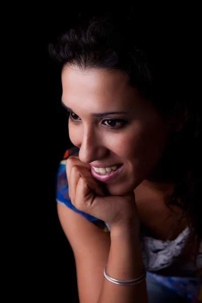 Schöne Frau lächelnd, isoliert auf schwarzem Hintergrund. Studioaufnahme. — Stockfoto
