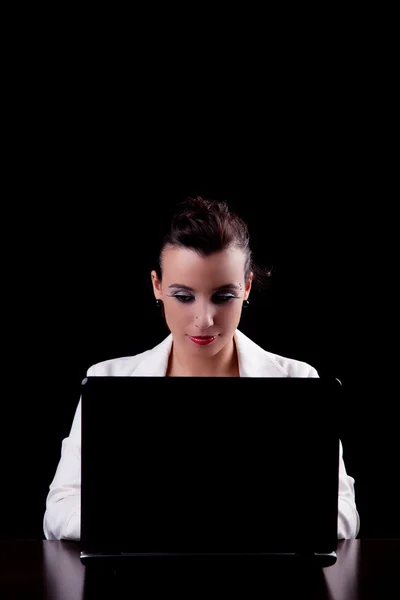 Ładna kobieta na komputerze, na białym tle na czarnym tle. łapka. — Zdjęcie stockowe