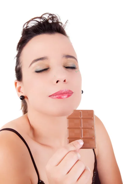 Schöne junge Frau, die Schokolade probiert, isoliert auf weißem Hintergrund. Studioaufnahme — Stockfoto
