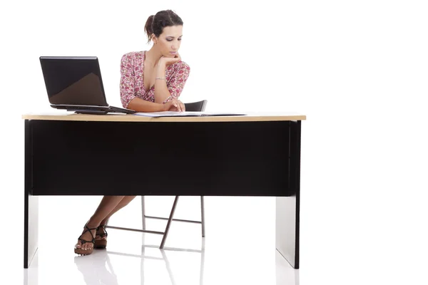 Красива жінка за столом з комп'ютером, ізольована на білому тлі. Студійний знімок . — стокове фото
