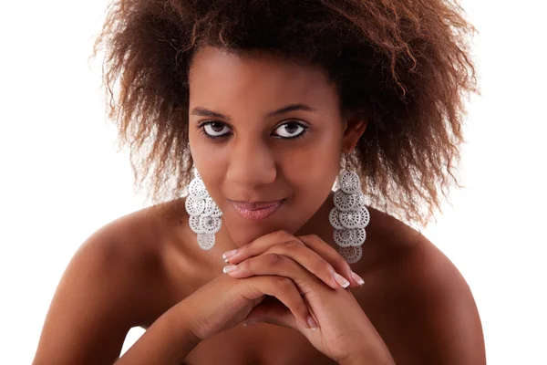 Schöne schwarze Frau, lächelnd, isoliert auf weißem Hintergrund. Studioaufnahme — Stockfoto