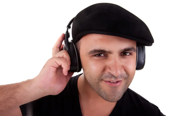 Hombre escuchando música en auriculares y sonriendo, aislado sobre fondo blanco, plano de estudio — Foto de Stock