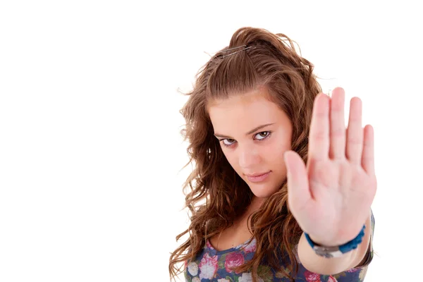Молода дівчина з піднятою рукою сигналу, щоб зупинитися, ізольована на білому тлі, студійний знімок — стокове фото