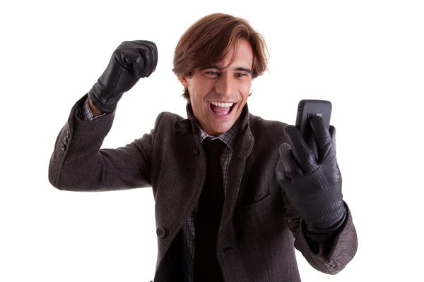 Porträt eines jungen, glücklichen Geschäftsmannes, der in Herbst- und Winterkleidung auf das Telefon blickt, isoliert auf Weiß. Studioaufnahme — Stockfoto