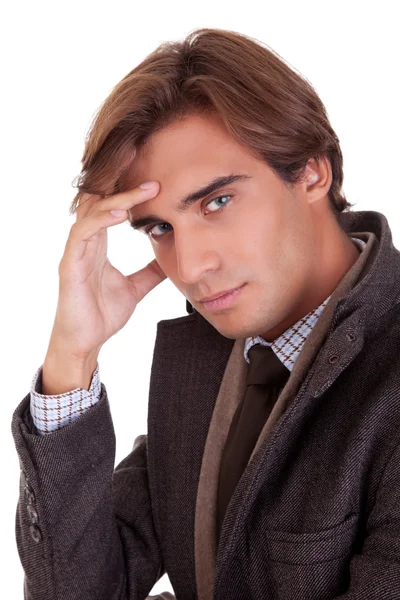 Porträt eines jungen Geschäftsmannes, der in Herbst- und Winterkleidung isoliert auf Weiß denkt. Studioaufnahme — Stockfoto