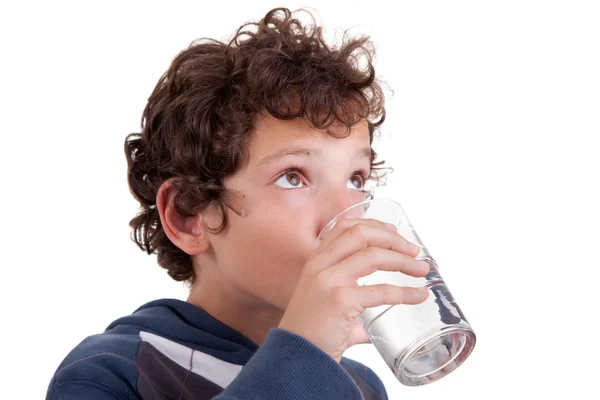 Милий хлопчик п'є воду, ізольований на білому, студійний знімок — стокове фото