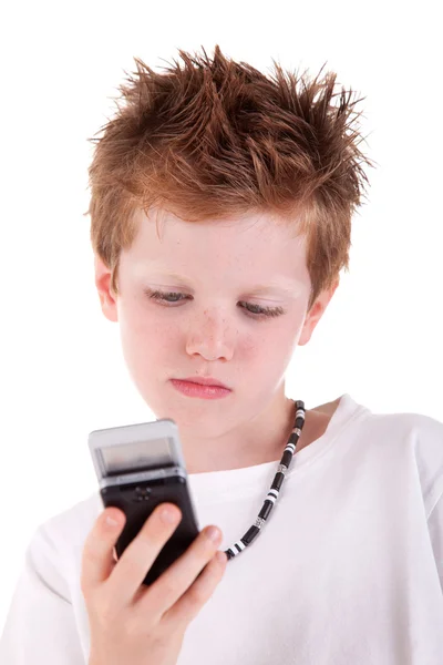 Ребенок смотрит на телефон, изолирован на белом фоне, студийная сессия — стоковое фото