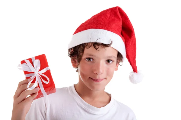 Leuke kerst jongen met een rode gift geïsoleerd op een witte achtergrond, studio opname. — Stockfoto