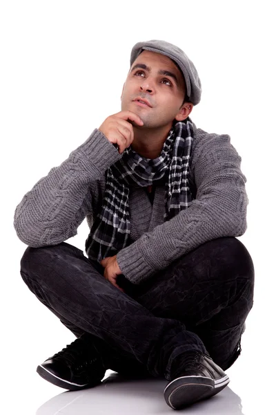 Portrét mladého muže, sedí na podlaze, myšlení a vyhledávání — Stock fotografie