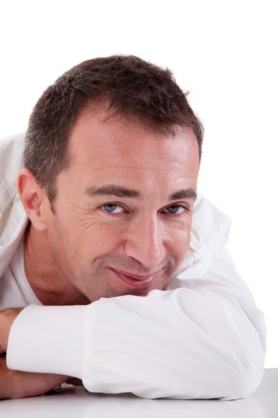 Retrato de un apuesto hombre de mediana edad sonriendo, sobre fondo blanco. Captura de estudio —  Fotos de Stock