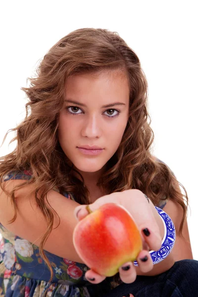 Mooi meisje met een rode appel geïsoleerd op een witte achtergrond. studio opname. — Stockfoto