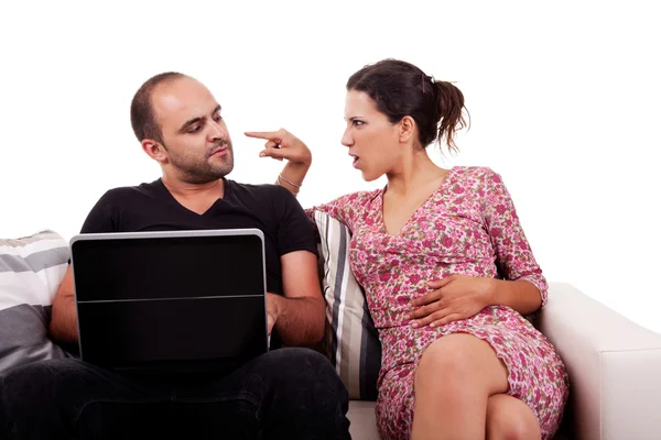 Paar zittend op de Bank, hij spelen computer en zij stelt met hem, geïsoleerd op wit, studio schoot — Stockfoto