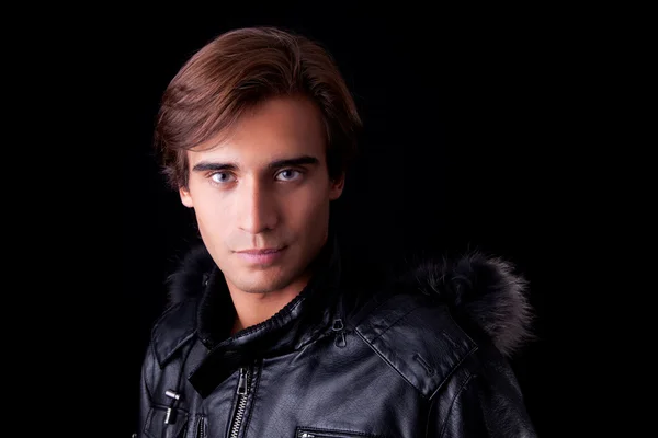Портрет молодої людини, в осінньому і зимовому одязі, ізольований на чорному. Студійний знімок — стокове фото