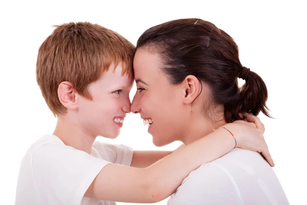 Madre e figlio abbracciano guancia a guancia, isolati su sfondo bianco, ripresa in studio — Foto Stock