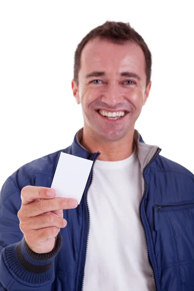 Портрет красивого чоловіка, з порожньою візитною карткою в руці, ізольовано на білому тлі. Студійний знімок . — стокове фото